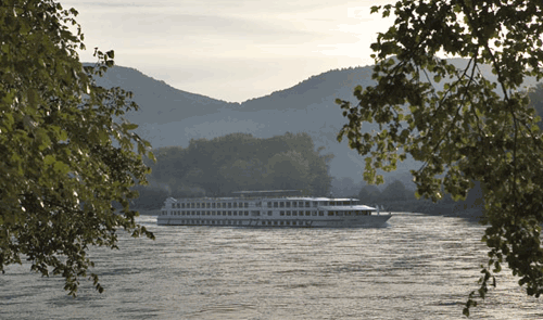 M/nave L'Europe sulle acque blu del Danubio
